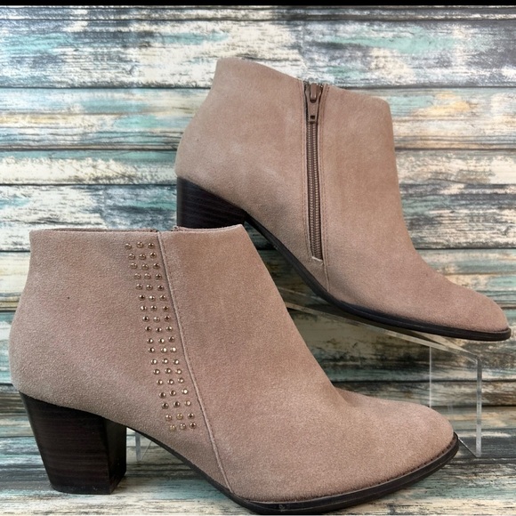 Vionic Georgia Heeled Ankle Boot Womens Size 8.5M Tan Suede Studded Dress Zip - Picture 1 of 13